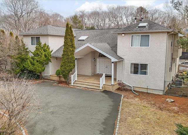 Property at 24 Wisteria Dr, Remsenburg, NY 11960, 6 beds, 4 baths