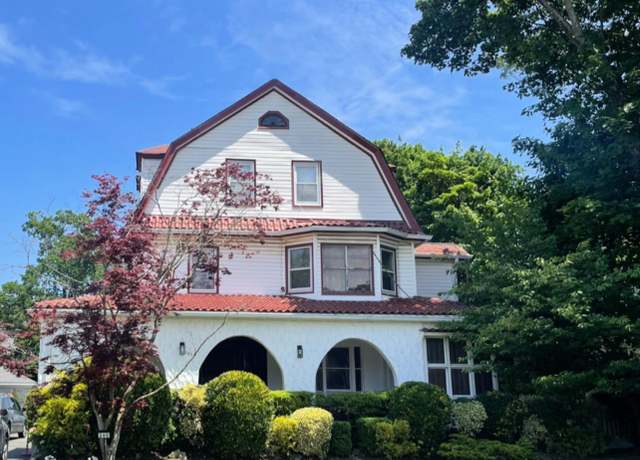 Property at 240 Oakwood Ave, Cedarhurst, NY 11516, 8 beds, 3.5 baths