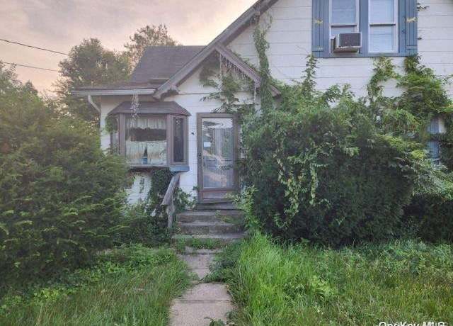Property at 147 S 6th St, Lindenhurst, NY 11757, 4 beds, 1 bath