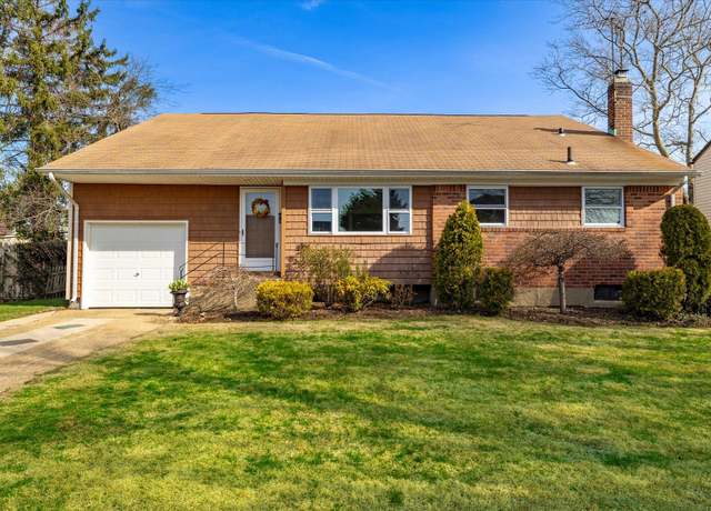 Property at 21 Brook Path, Plainview, NY 11803, 4 beds, 1.5 baths