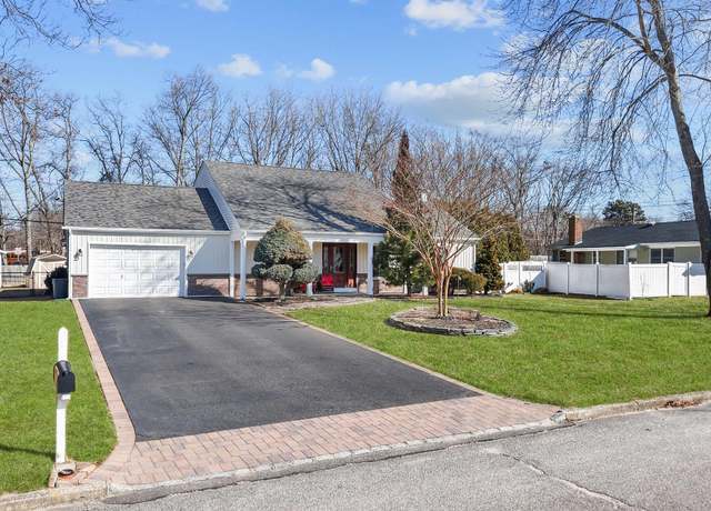 Property at 3 Hopewell Dr, Stony Brook, NY 11790, 4 beds, 3.5 baths