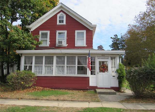 Property at 204 Union Ave, Riverhead, NY 11901, 3 beds, 1.5 baths