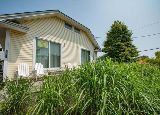Property at 125 Oak St, Kismet, NY 11706, 7 beds, 2 baths