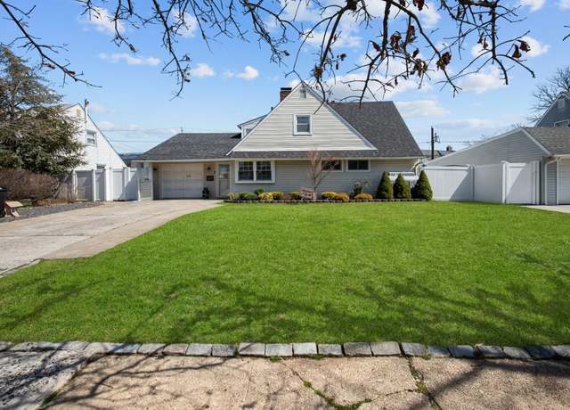 Property at 33 Chestnut Ln, Levittown, NY 11756, 5 beds, 2 baths