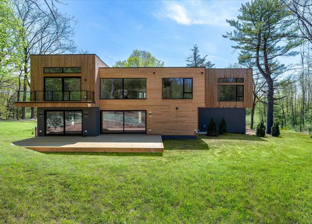 Property at 28 Mclain St, Bedford Corners, NY 10549, 5 beds, 5.5 baths