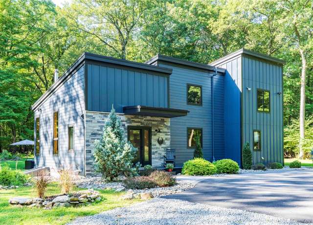 Property at 105 Iron Mountain Rd, Warwick, NY 10990, 3 beds, 3.5 baths