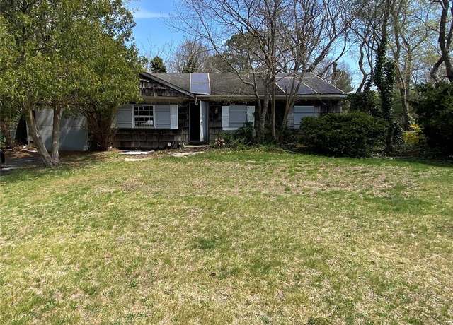 Property at 957 Bellmore Ave, Central Islip, NY 11722, 5 beds, 2.5 baths