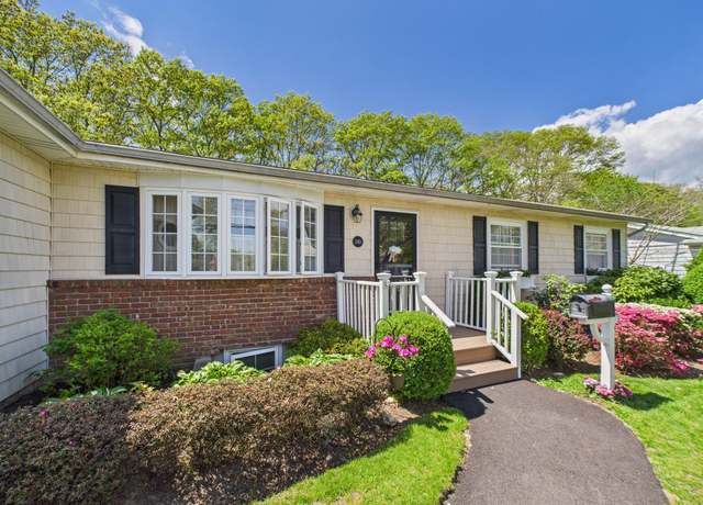 Property at 340 Lowell Rd, Sayville, NY 11782, 3 beds, 1.5 baths