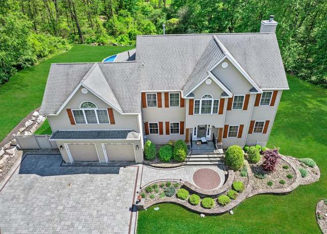 Property at 7 Stonewall Ct, Warwick, NY 10990, 4 beds, 3.5 baths