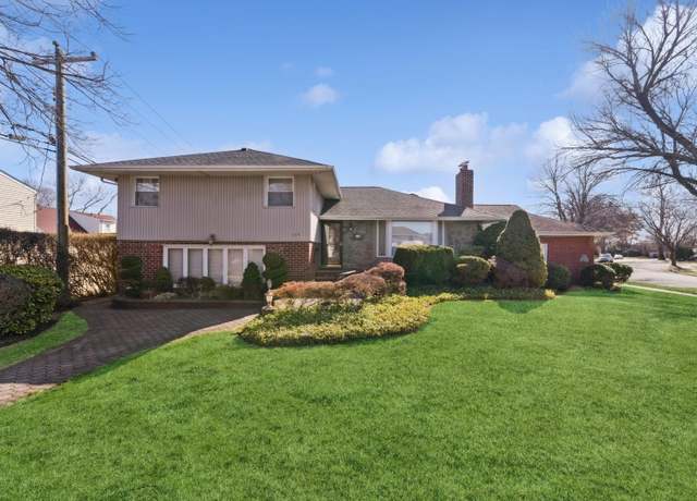 Property at 105 Kate Dr, New Hyde Park, NY 11040, 4 beds, 2.5 baths