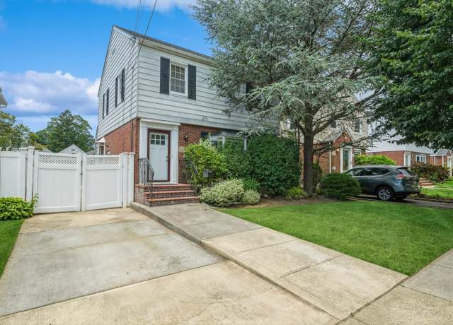 Property at 72 Spruce St, West Hempstead, NY 11552, 3 beds, 2 baths