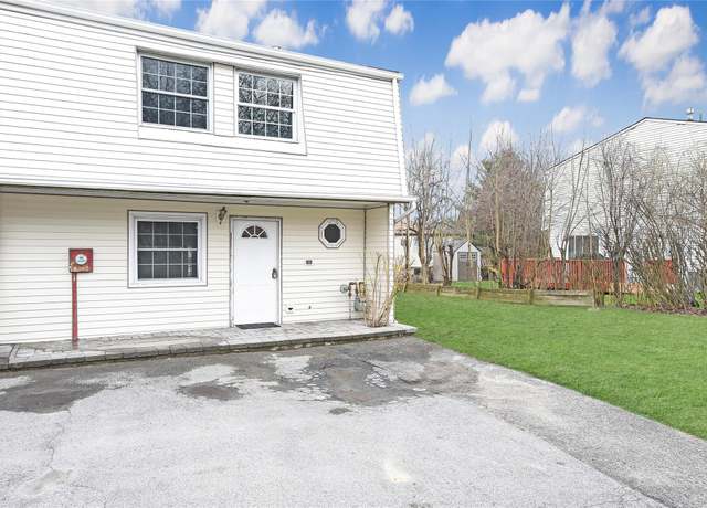 Property at 15 Silo Ln, Middletown, NY 10940, 3 beds, 2.5 baths