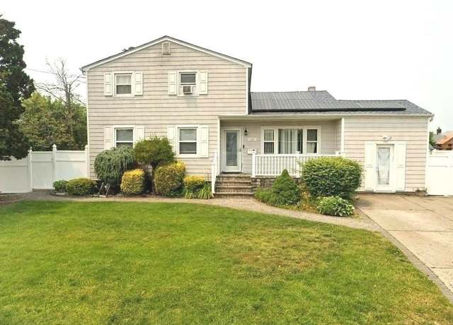 Property at 206 Jefferson Ave, Brentwood, NY 11717, 6 beds, 4 baths