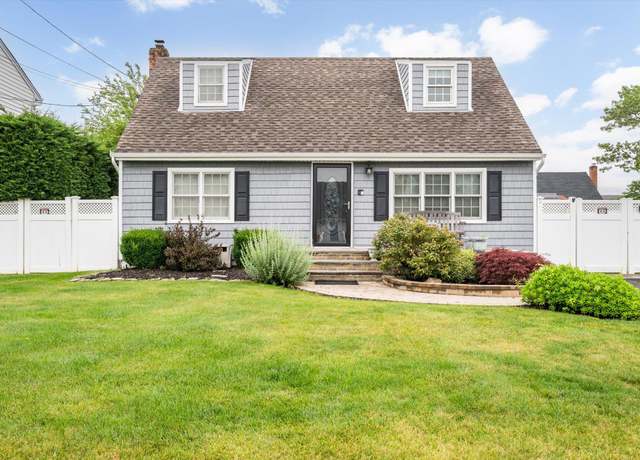 Property at 129 Michel Ave, Farmingdale, NY 11735, 4 beds, 2.5 baths