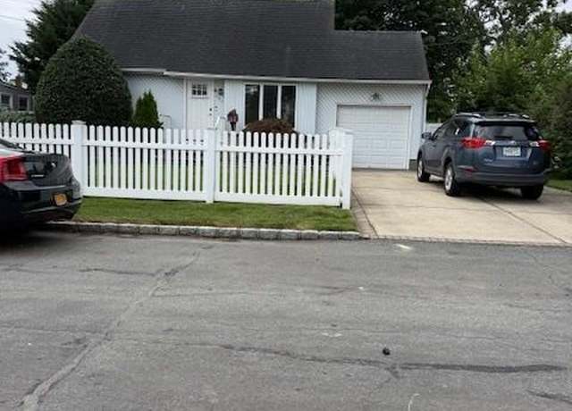 Property at 391 31st St, Lindenhurst, NY 11757, 4 beds, 1 bath
