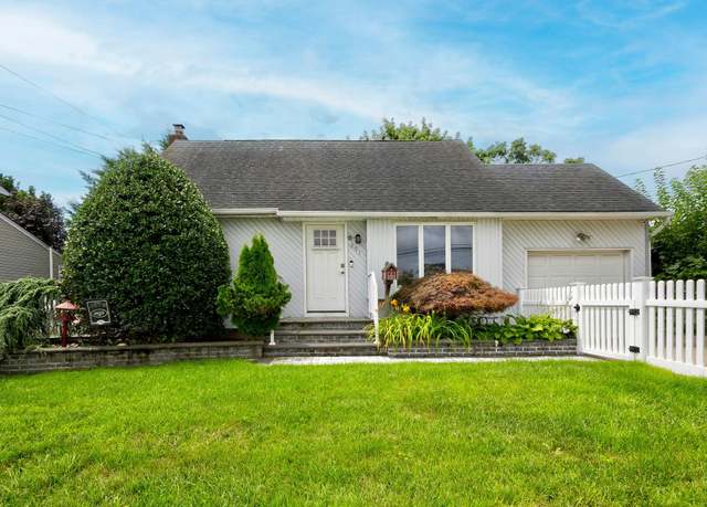 Property at 391 31st St, Lindenhurst, NY 11757, 4 beds, 1 bath