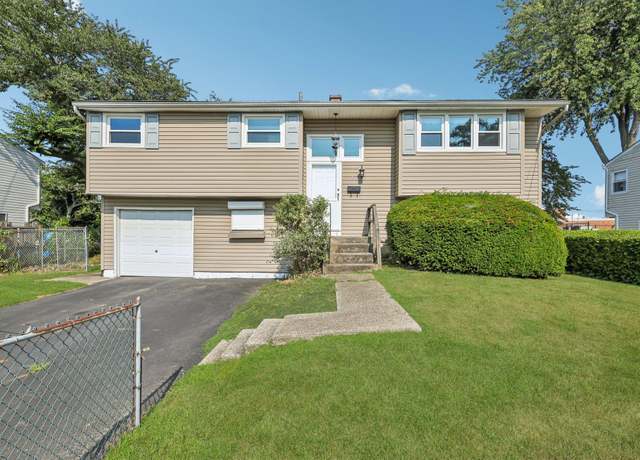 Property at 47 Owens St, Brentwood, NY 11717, 3 beds, 1.5 baths