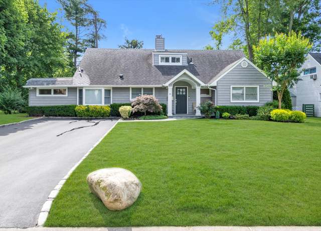 Property at 14 Ridge Dr E, Roslyn, NY 11576, 5 beds, 2 baths