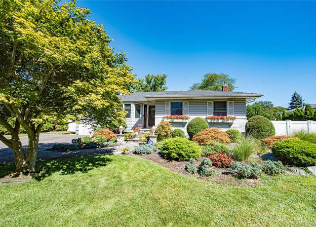 Property at 1 Wood Ln, Smithtown, NY 11787, 3 beds, 1 bath