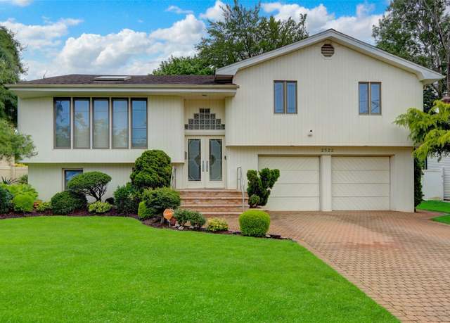 Property at 2522 Randy Ln, Bellmore, NY 11710, 4 beds, 2.5 baths