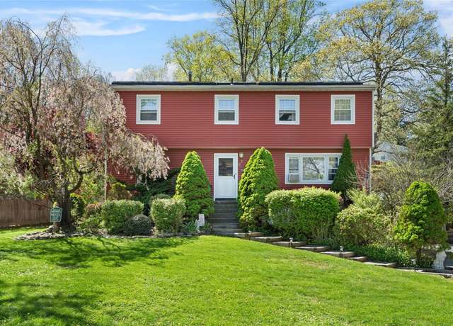 Property at 2 Fawn Ridge Ct, Harriman, NY 10926, 4 beds, 2.5 baths