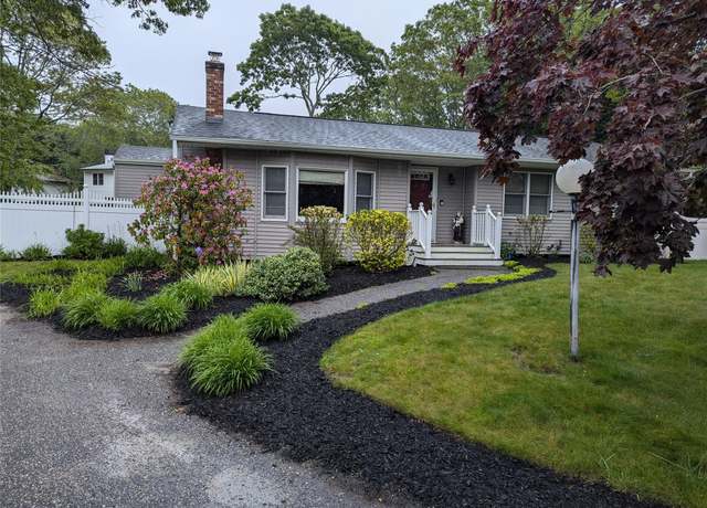 Property at 6 Westerly Ct, Hampton Bays, NY 11946, 3 beds, 1 bath