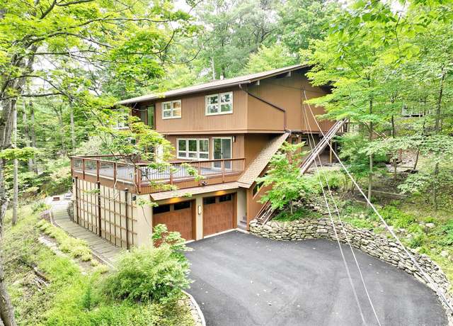 Property at 4 Steinway Ct, Suffern, NY 10901, 4 beds, 2.5 baths