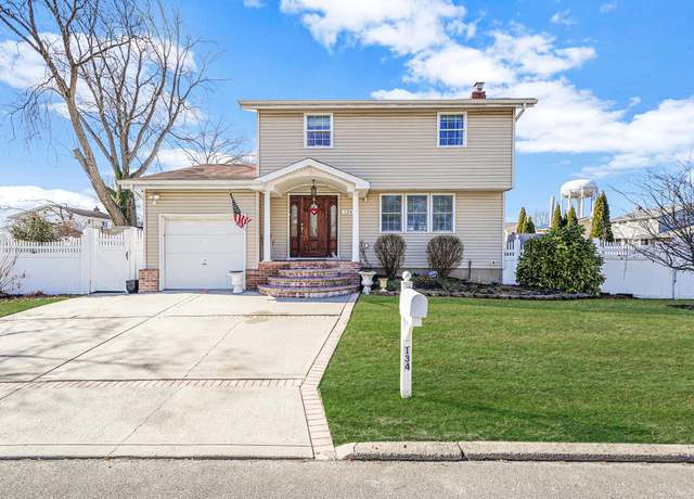 Property at 134 Lincoln Ave, Brentwood, NY 11717, 3 beds, 1.5 baths