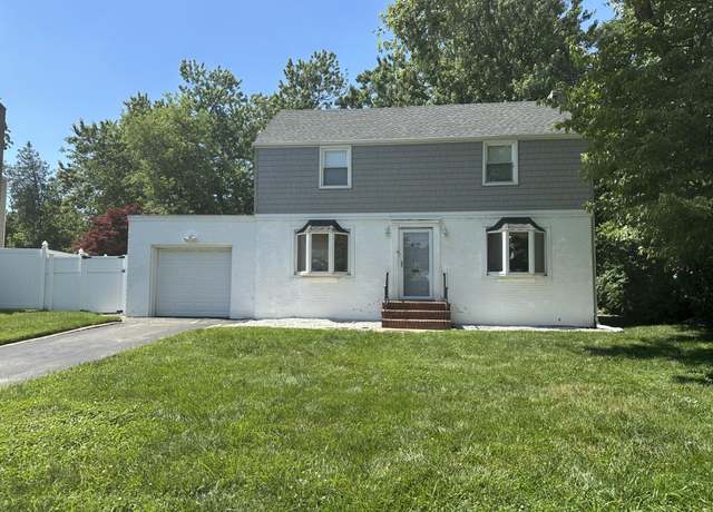 Property at 4 Wilwade Rd, Great Neck, NY 11020, 3 beds, 1.5 baths
