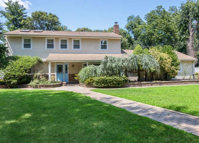 Property at 17 Andover Pl, Huntington, NY 11743, 4 beds, 2.5 baths