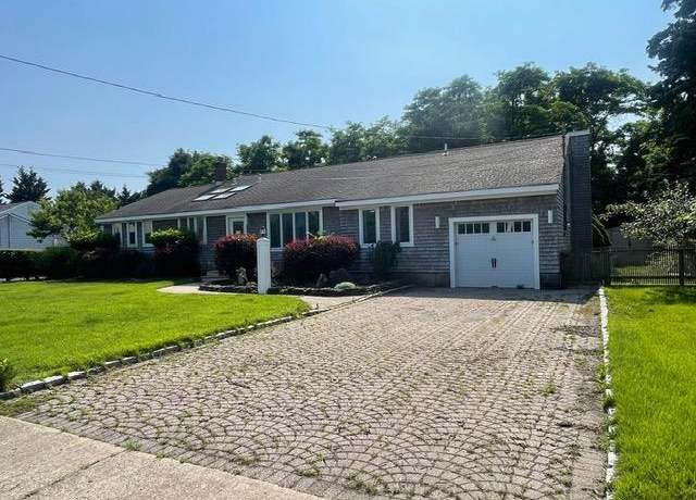 Property at 324 Durkee Ln, East Patchogue, NY 11772, 3 beds, 2 baths