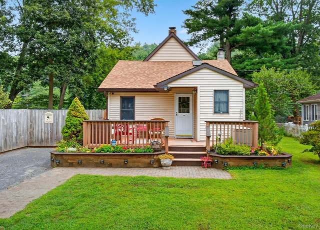 Property at 201 Esopus Creek Rd, Saugerties, NY 12477, 2 beds, 1.5 baths