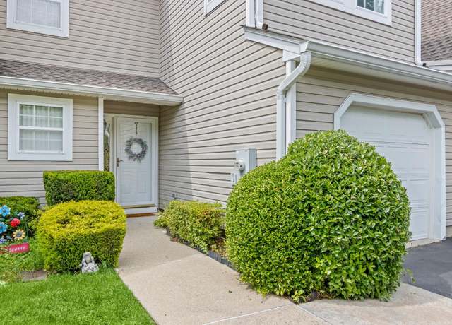 Property at 124 Erin Ln, East Setauket, NY 11733, 3 beds, 2.5 baths