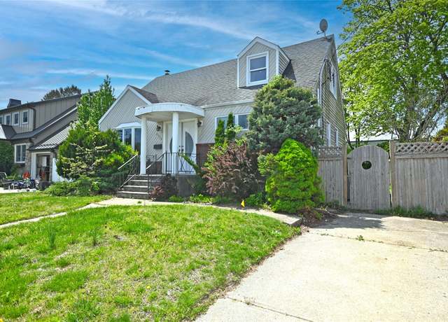 Property at 2198 Willow St, Wantagh, NY 11793, 4 beds, 2 baths