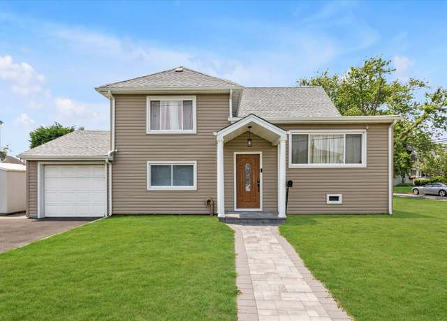 Property at 2716 Beach Dr, Merrick, NY 11566, 4 beds, 2.5 baths