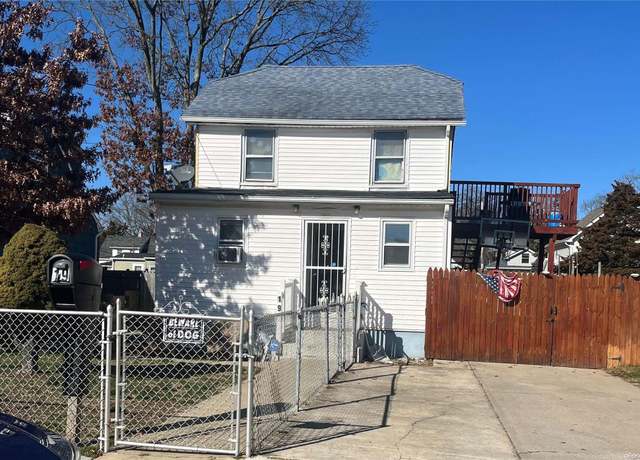 Property at 19 Joseph St, Bay Shore, NY 11706, 8 beds, 3 baths