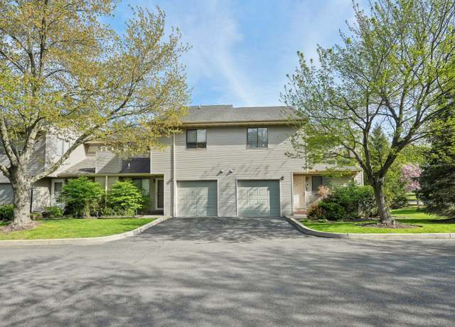 Property at 2 Devon Ct, Nanuet, NY 10954, 2 beds, 2.5 baths