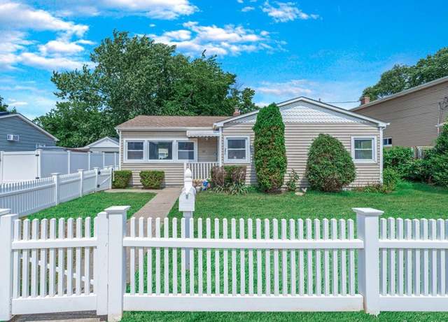 Property at 22 W Alhambra Ave, Lindenhurst, NY 11757, 2 beds, 1 bath