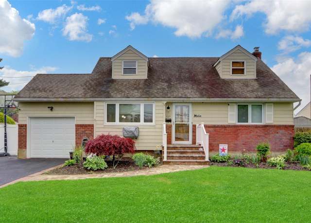 Property at 220 Boundary Ave, Massapequa, NY 11758, 4 beds, 2 baths