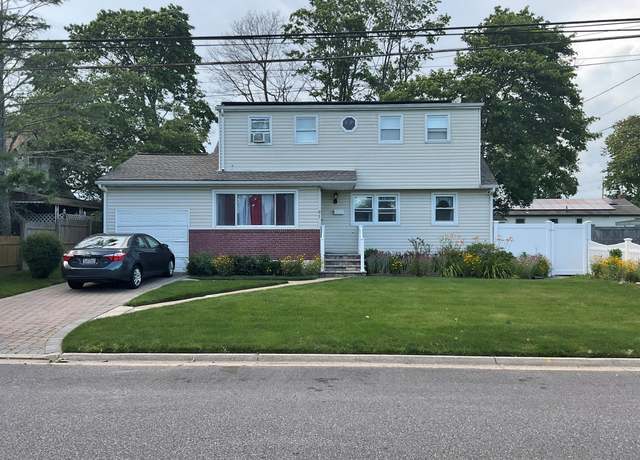 Property at 95 Kellum St, West Babylon, NY 11704, 6 beds, 3 baths