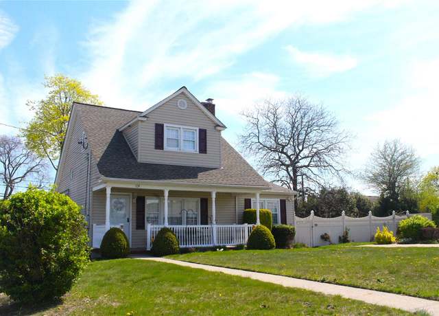 Property at 104 Riviera Pkwy, Lindenhurst, NY 11757, 4 beds, 2 baths