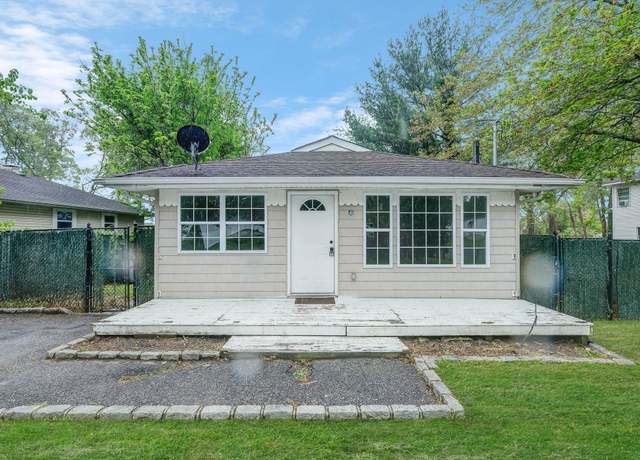 Property at 122 Eleanor Ave, Mastic, NY 11950, 3 beds, 1 bath