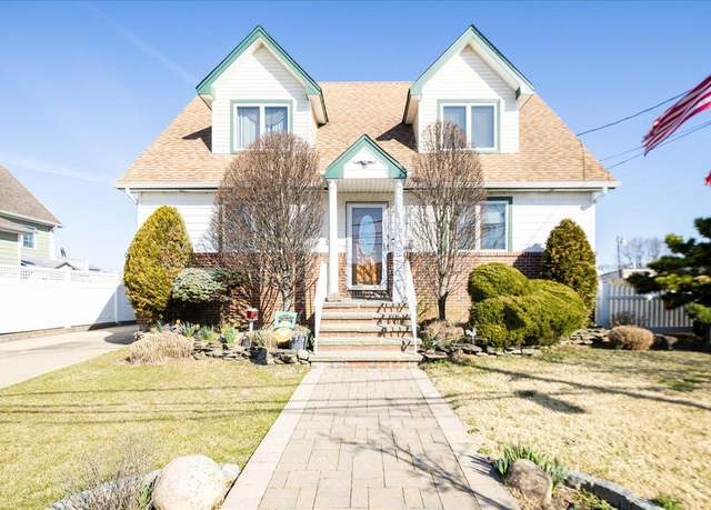 Property at 92 Hampton Pl, Freeport, NY 11520, 4 beds, 2 baths