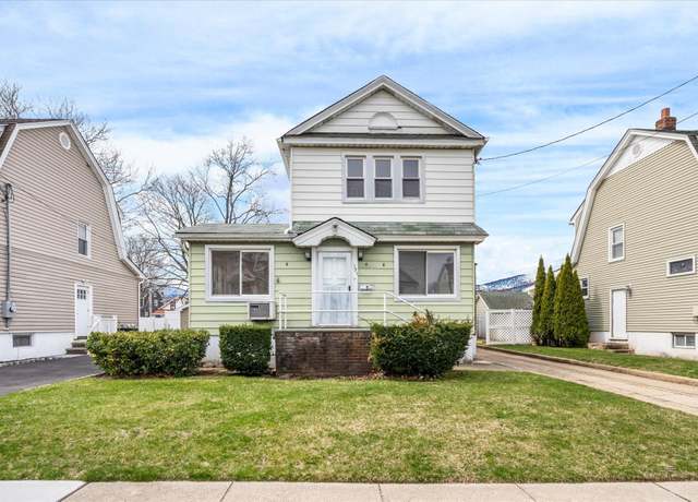 Property at 395 Hewlett Pkwy, Hewlett, NY 11557, 3 beds, 1.5 baths