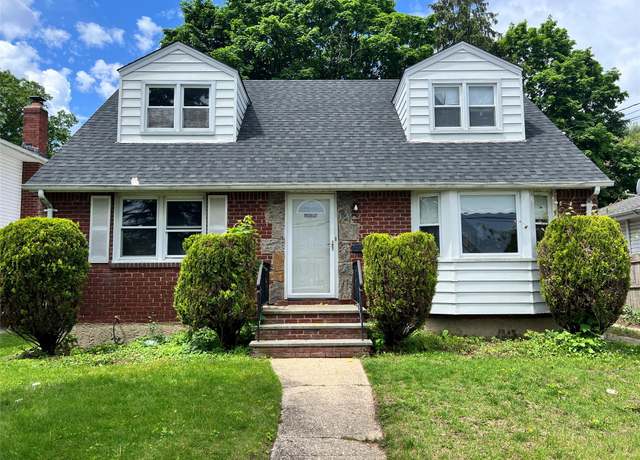 Property at 29 West Ave, Hicksville, NY 11801, 5 beds, 2 baths