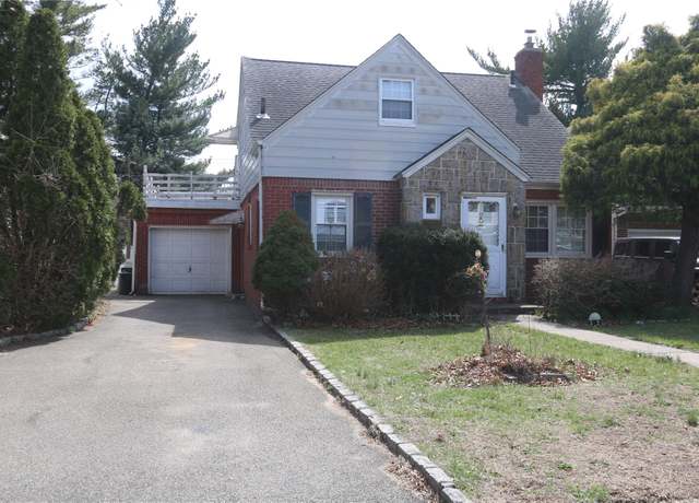 Property at 22 Primrose Dr, New Hyde Park, NY 11040, 4 beds, 2 baths