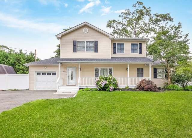 Property at 110 Saint Marks Ln, Islip, NY 11751, 3 beds, 2 baths