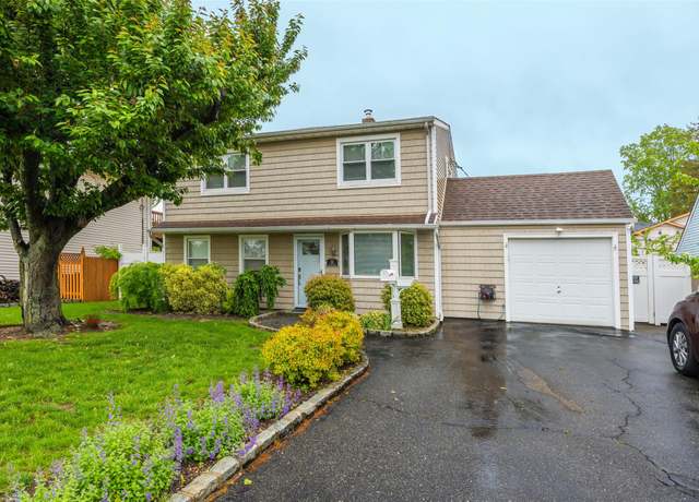 Property at 11 Myrtle Ln, Levittown, NY 11756, 3 beds, 2 baths