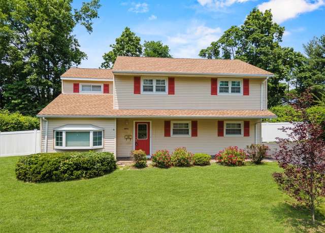 Property at 15 Tennyson Dr, Nanuet, NY 10954, 4 beds, 2.5 baths