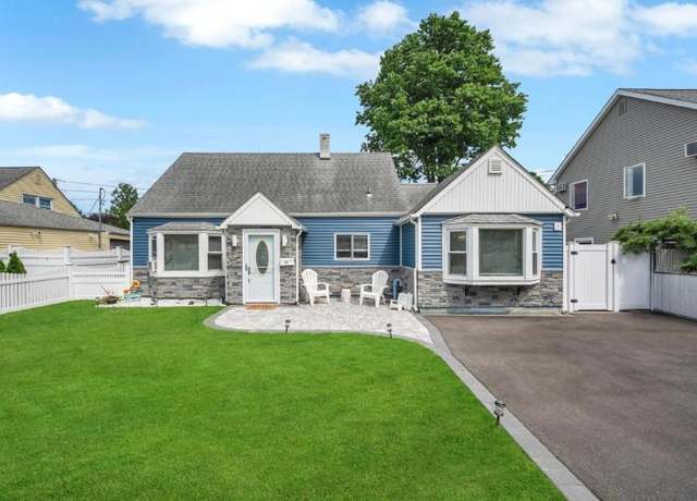 Property at 91 Valley Rd, Levittown, NY 11756, 4 beds, 1 bath